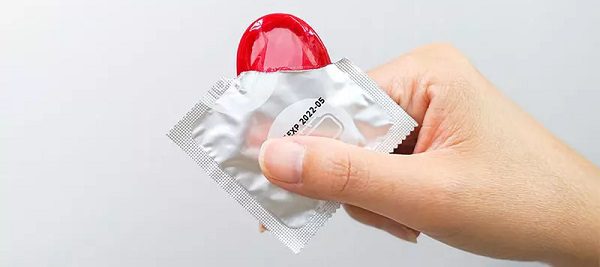 ایا استفاده از کاندوم باعث خشکی رحم میشود؟